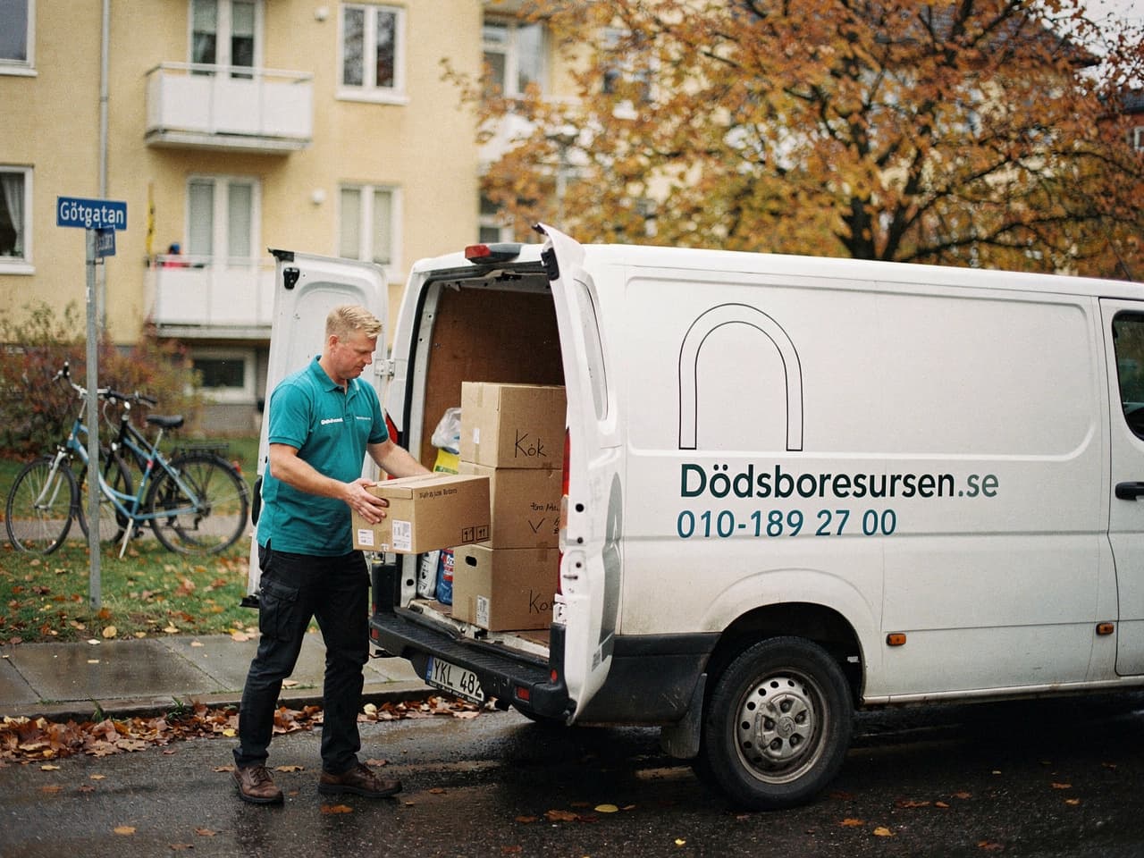 Dödsboresursens servicebil på en bostadsgata i Älvängen