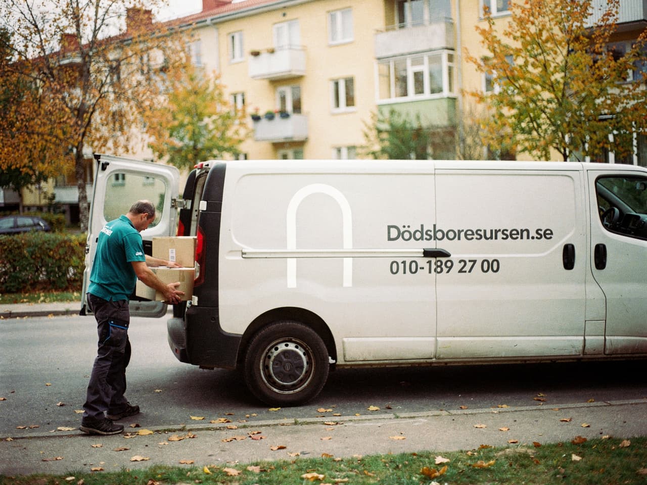 Dödsboresursens servicebil på en bostadsgata i Alingsås