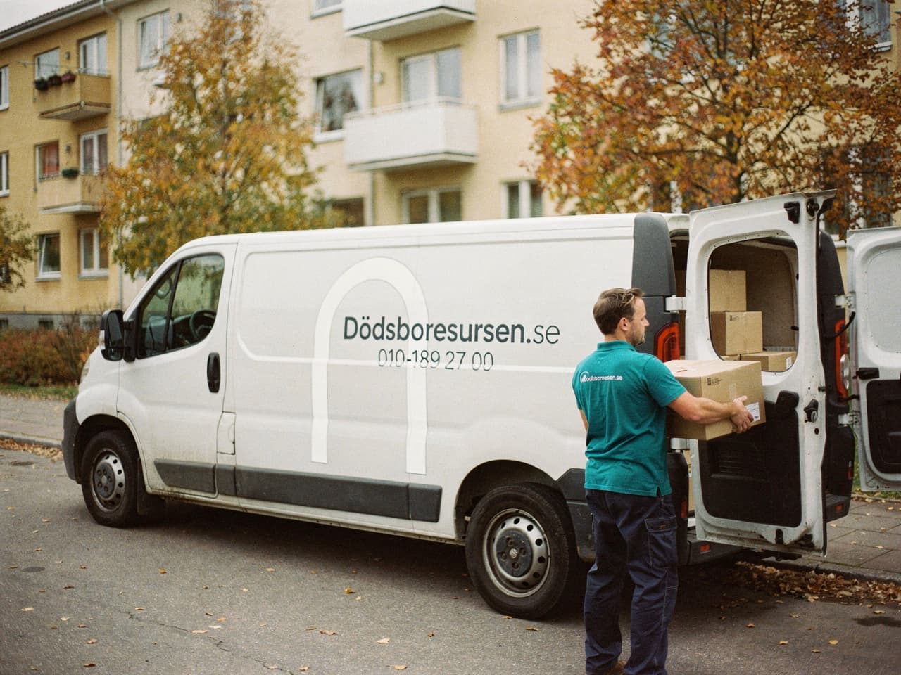 Dödsboresursens servicebil på en bostadsgata i Ängelholm