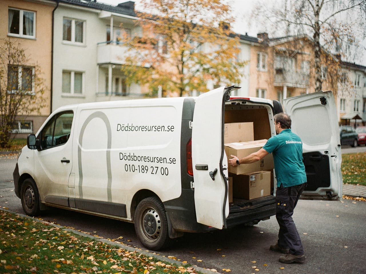 Dödsboresursens servicebil på en bostadsgata i Arvika