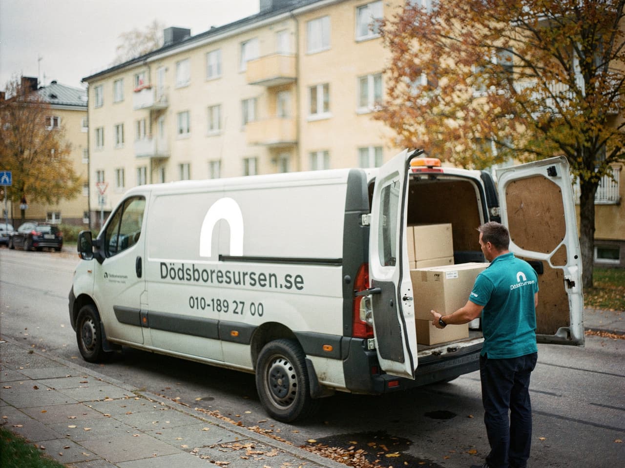 Dödsboresursens servicebil på en bostadsgata i Bollnäs