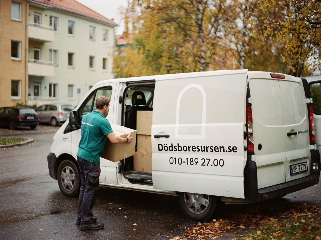 Dödsboresursens servicebil på en gata i Borås