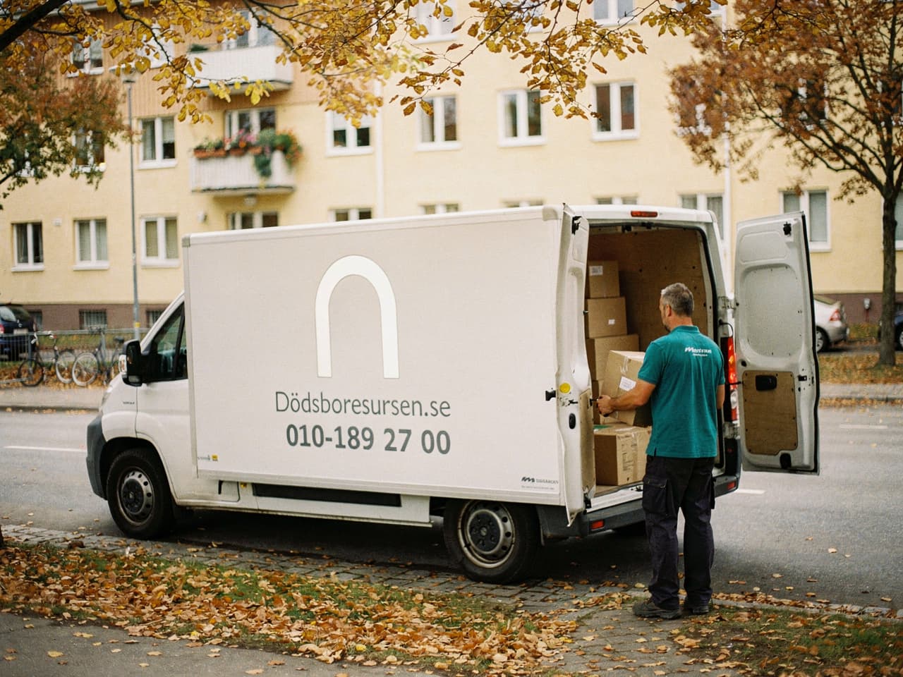 Dödsboresursens servicebil på en gata i Borlänge