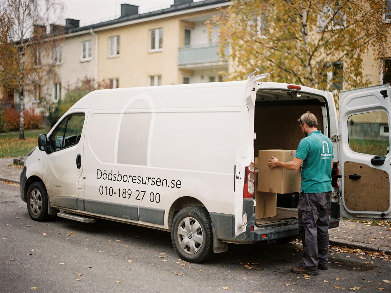 Dödsboresursens servicebil på en bostadsgata i Botkyrka