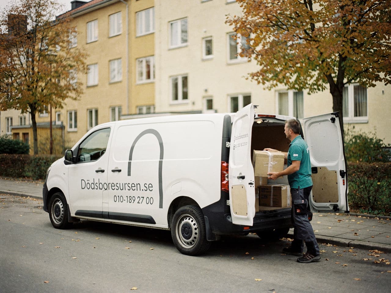 Dödsboresursens servicebil på en bostadsgata i Djursholm