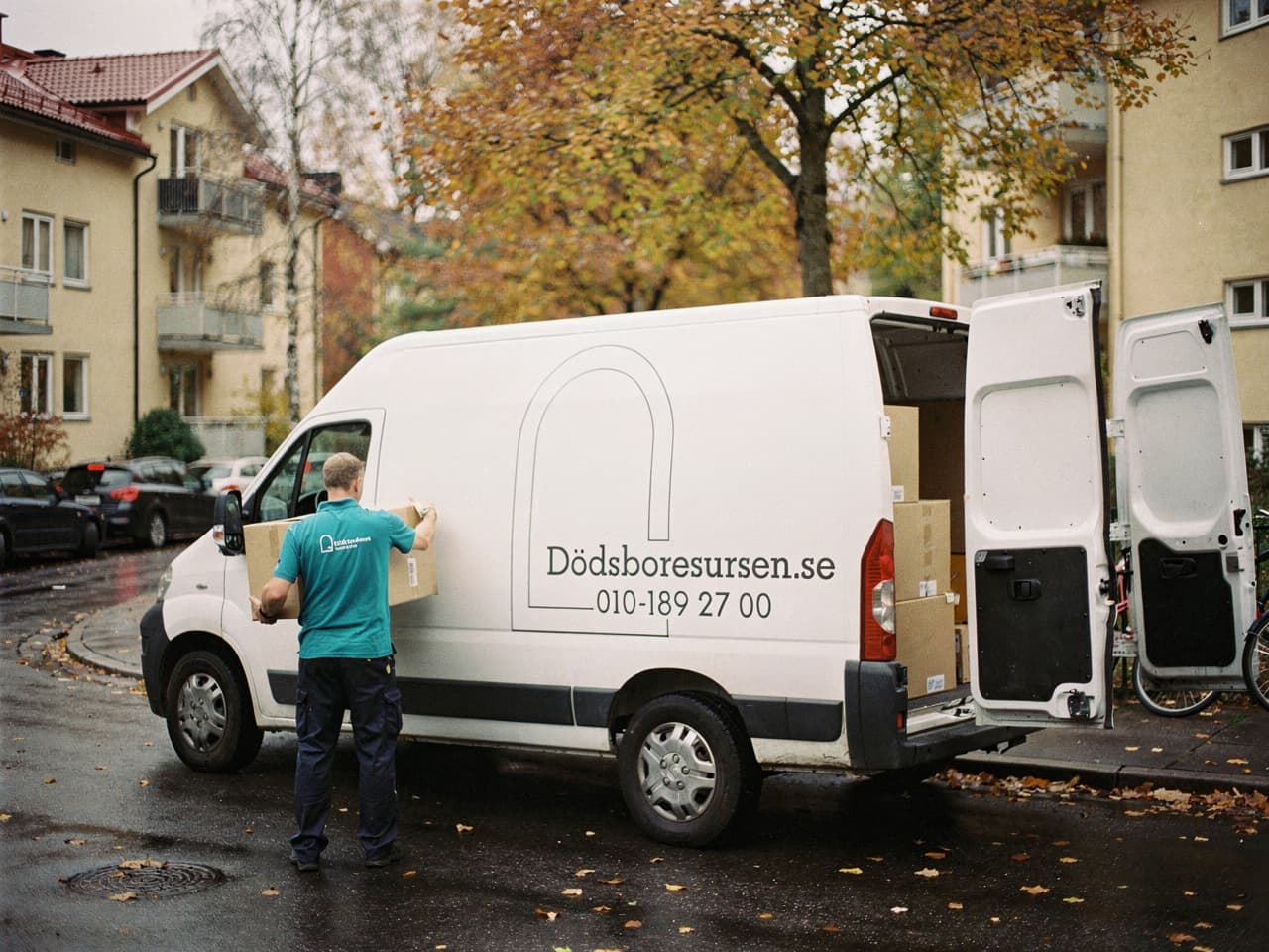 Dödsboresursens servicebil på en bostadsgata på Ekerö