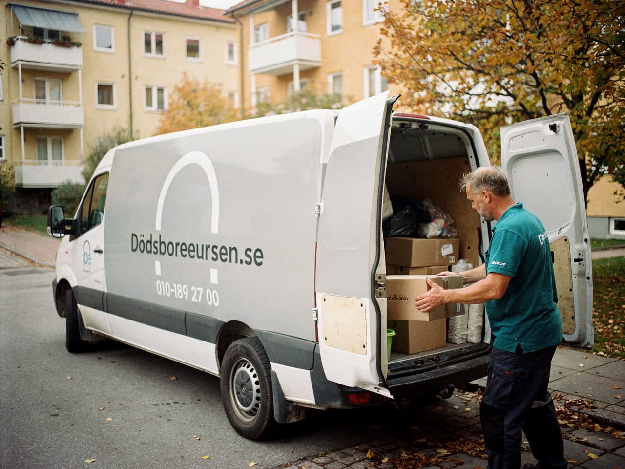 Dödsboresursens servicebil på en bostadsgata i Eslöv