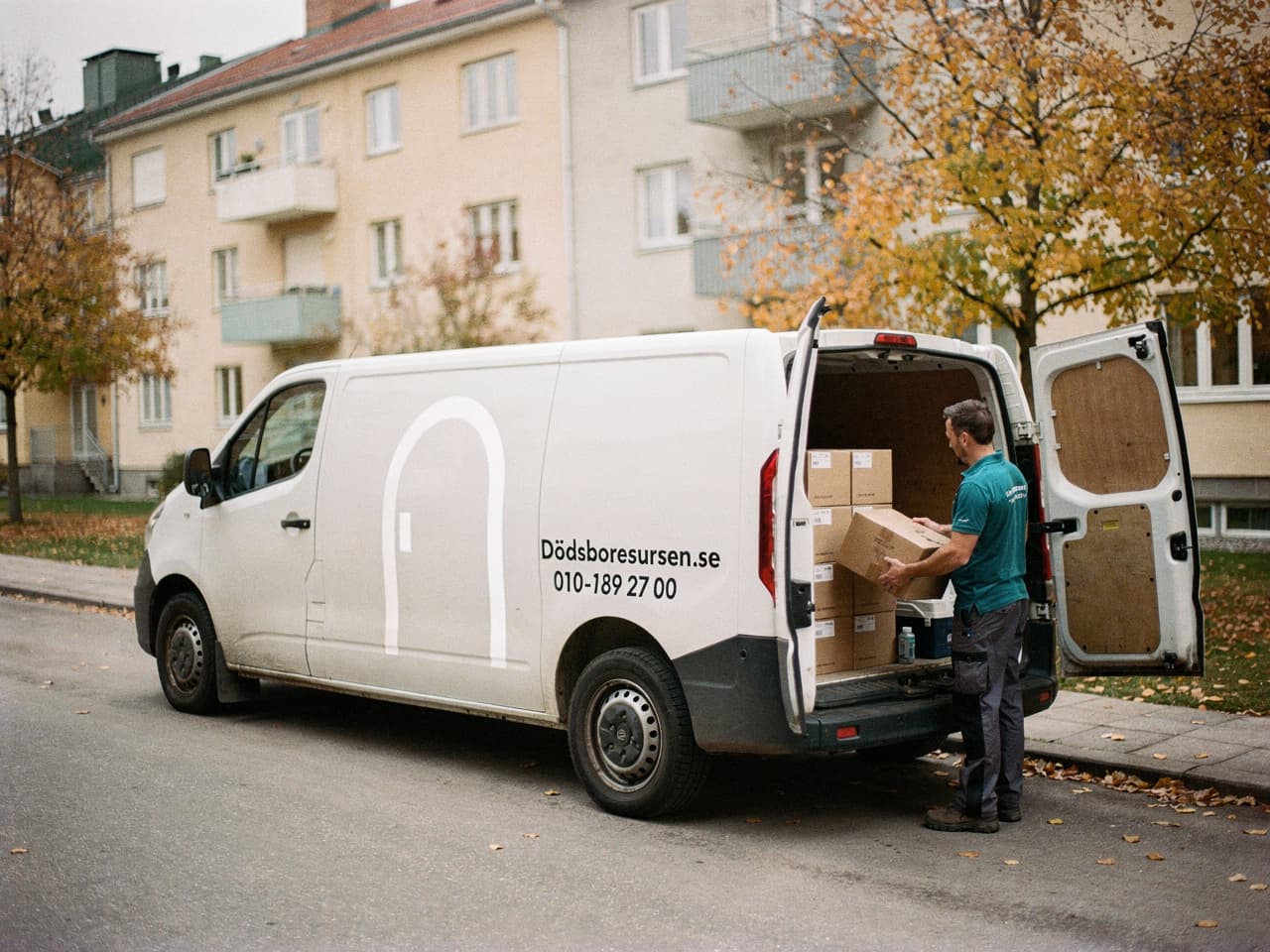 Dödsboresursens servicebil på en gata i Falun