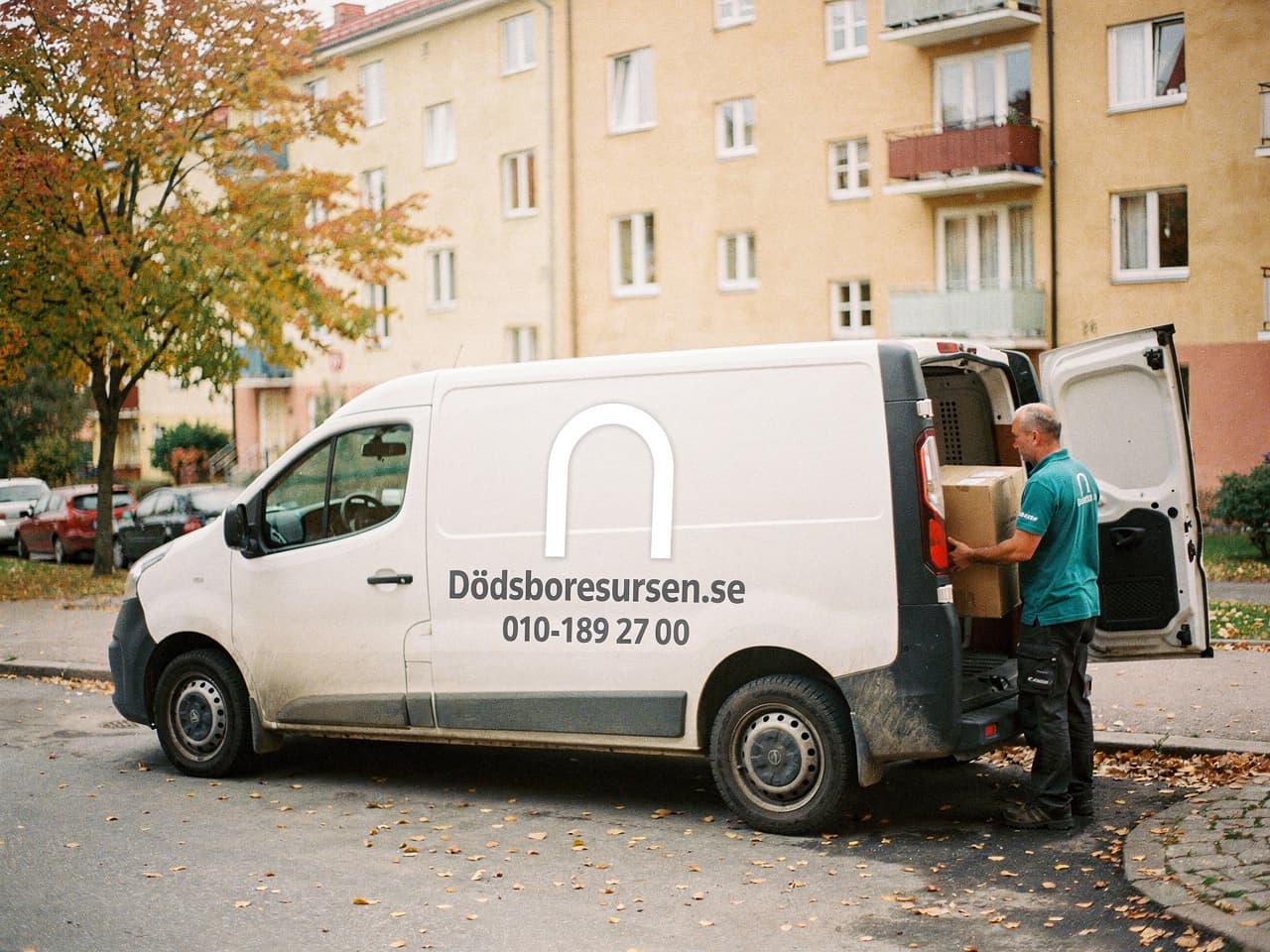 Dödsboresursens servicebil på en bostadsgata i Göteborg