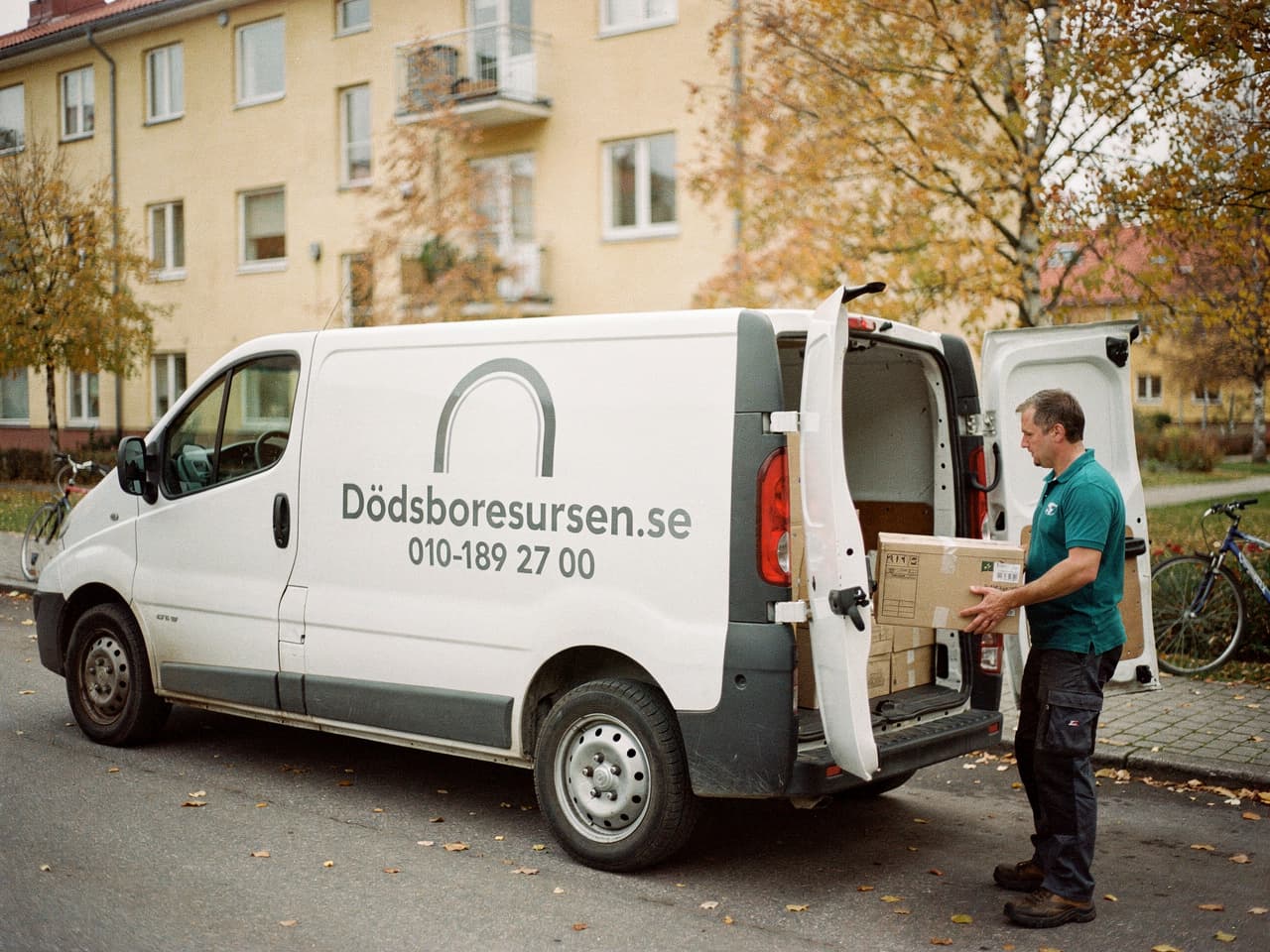 Dödsboresursens servicebil på en bostadsgata i Haninge