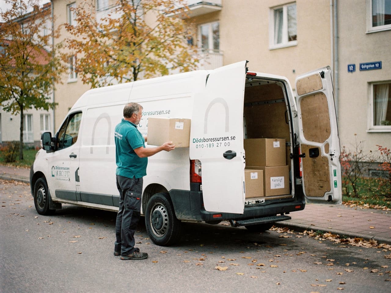 Dödsboresursens servicebil på en bostadsgata i Härnösand