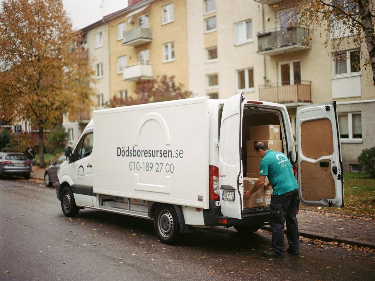 Dödsboresursens servicebil på en bostadsgata i Mölnlycke