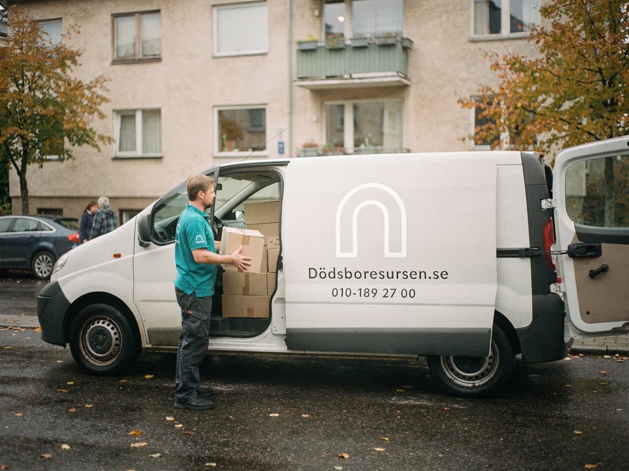 Dödsboresursens servicebil på en bostadsgata i Hässleholm