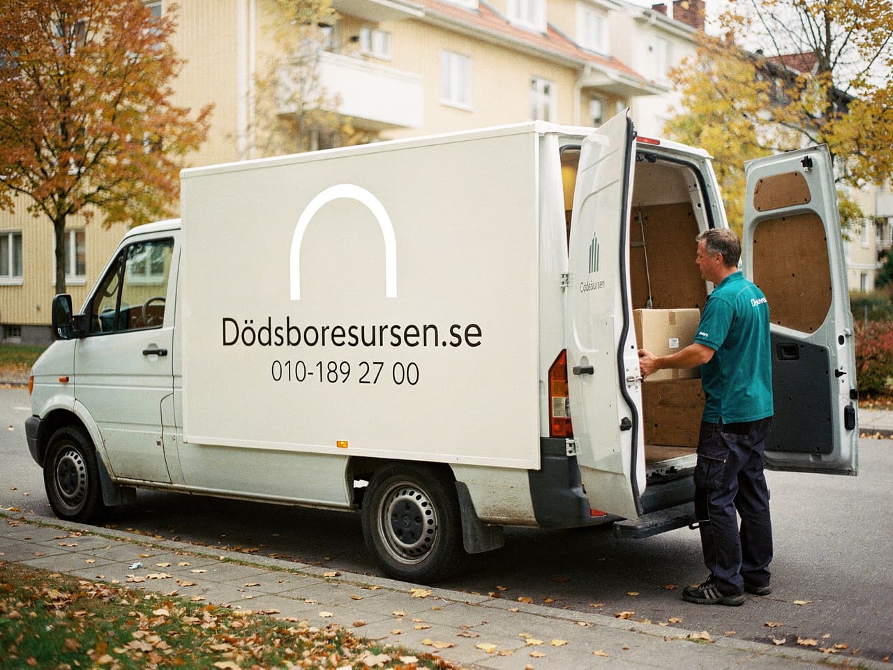 Dödsboresursens servicebil på en gata i Helsingborg