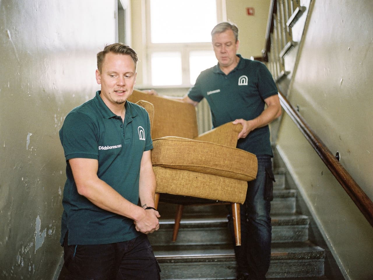 Tömning av dödsbo i Huddinge – personal bär varsamt ut möbler