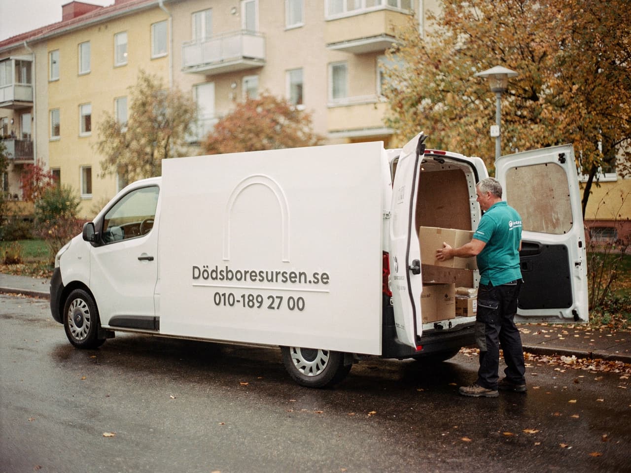 Dödsboresursens servicebil på en bostadsgata i Huddinge
