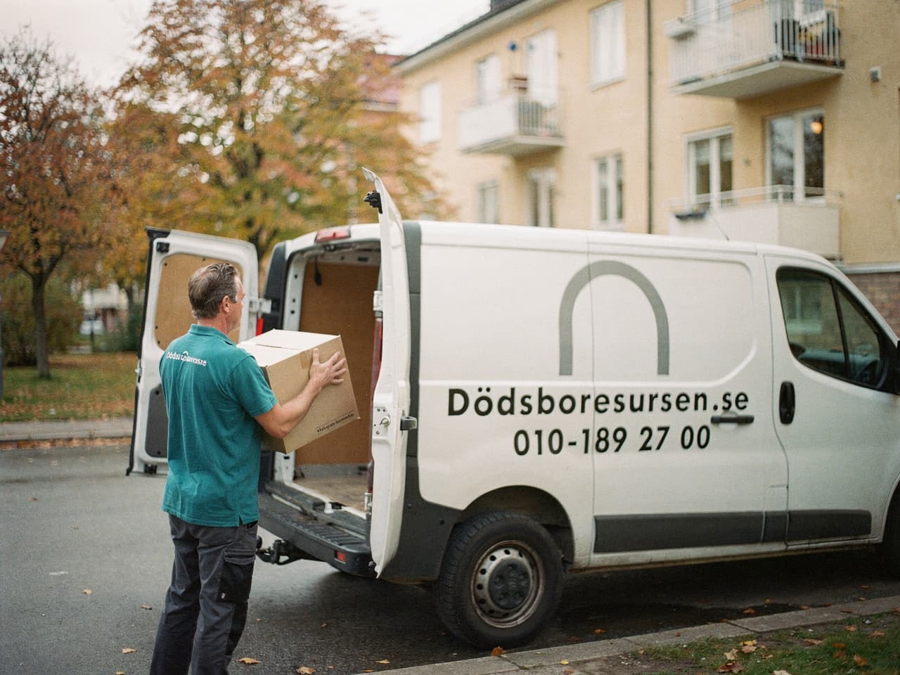 Dödsboresursens servicebil på en bostadsgata i Hudiksvall