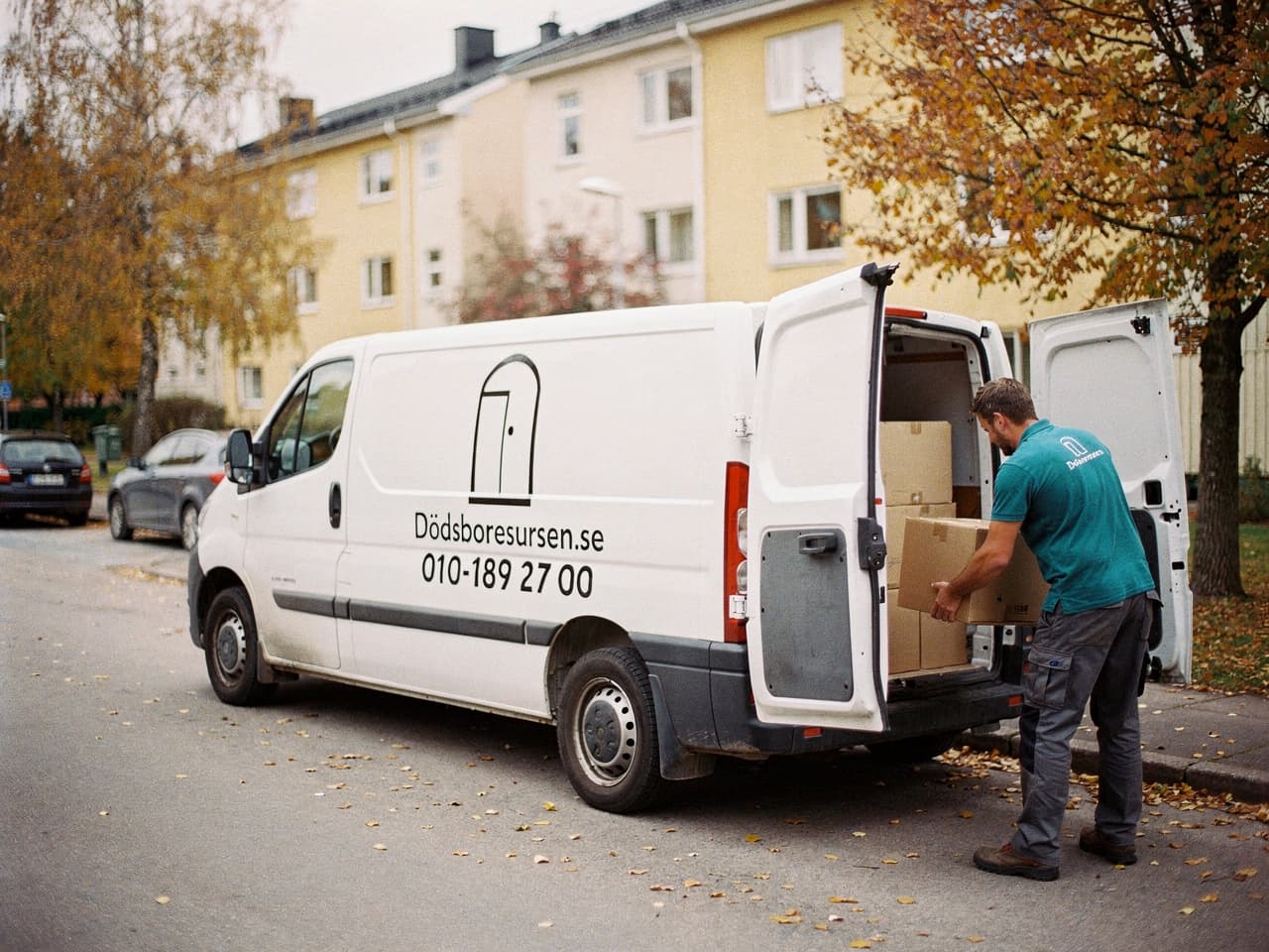 Dödsboresursens servicebil på en bostadsgata i Karlskoga