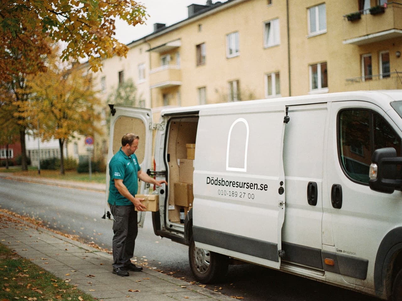 Dödsboresursens servicebil på en bostadsgata i Karlskrona