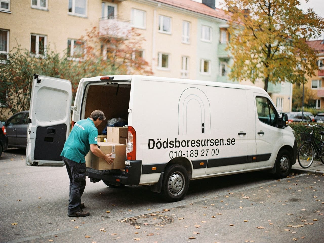 Dödsboresursens servicebil på en bostadsgata i Kävlinge