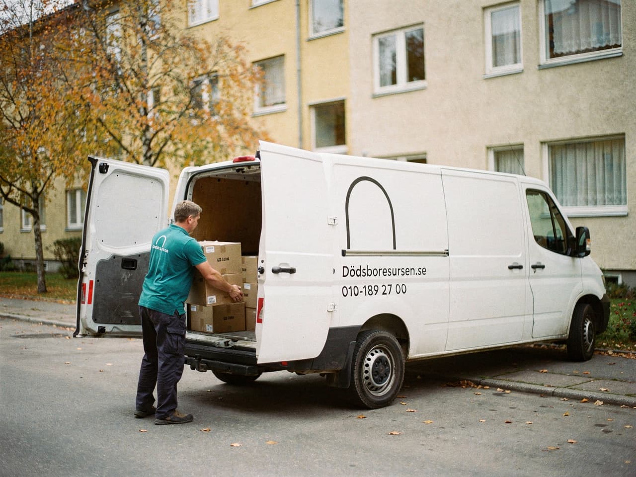 Dödsboresursens servicebil på en bostadsgata i Kumla