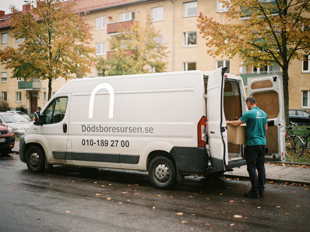 Dödsboresursens servicebil på en bostadsgata i Kungsbacka