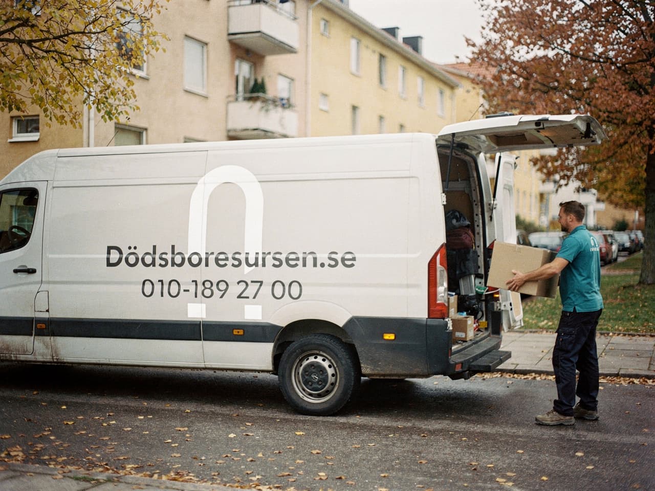 Dödsboresursens servicebil på en bostadsgata i Laholm
