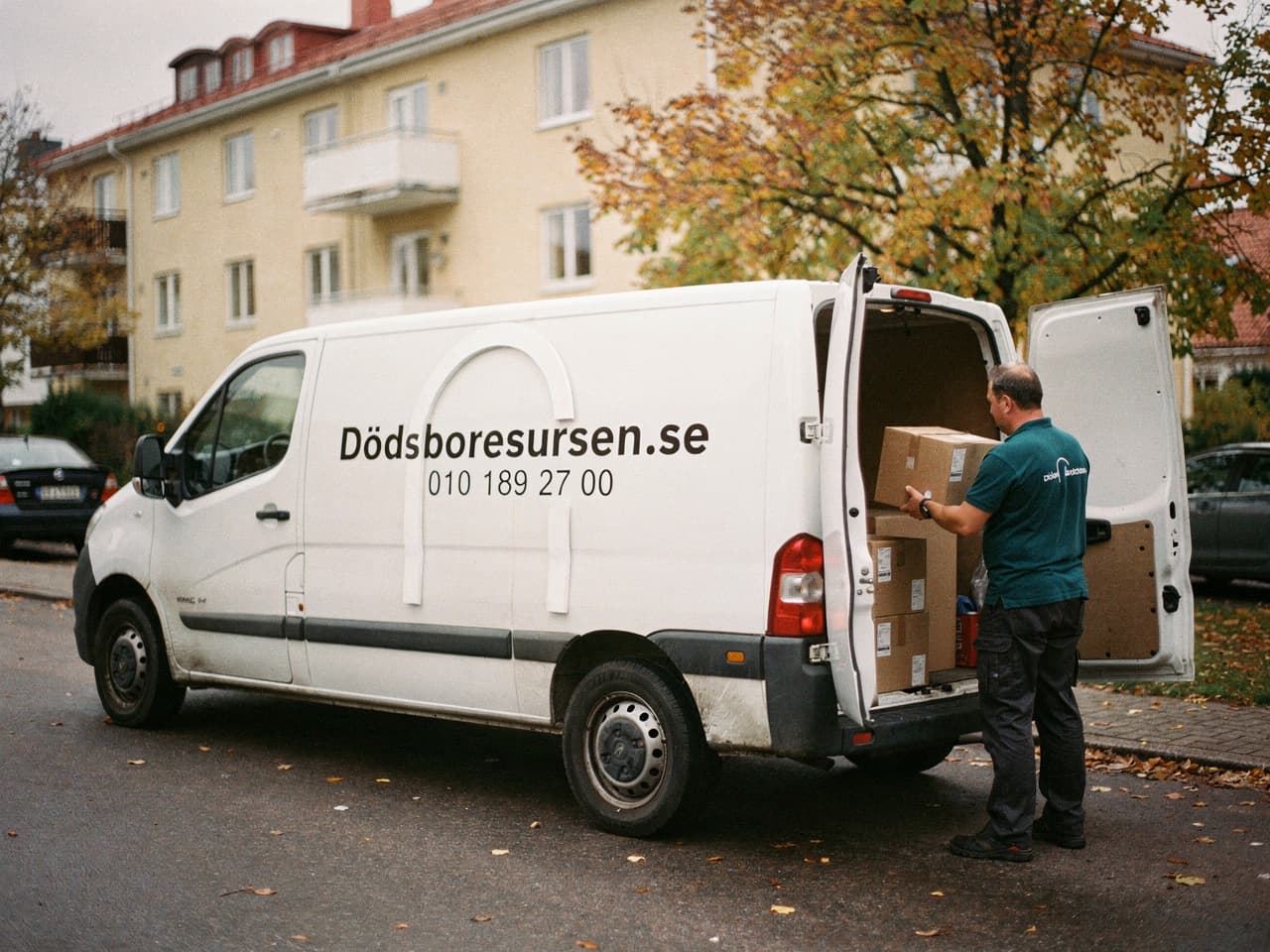 Dödsboresursens servicebil på en bostadsgata i Lerum