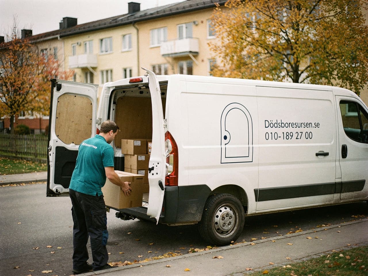 Dödsboresursens servicebil på en bostadsgata i Lidköping