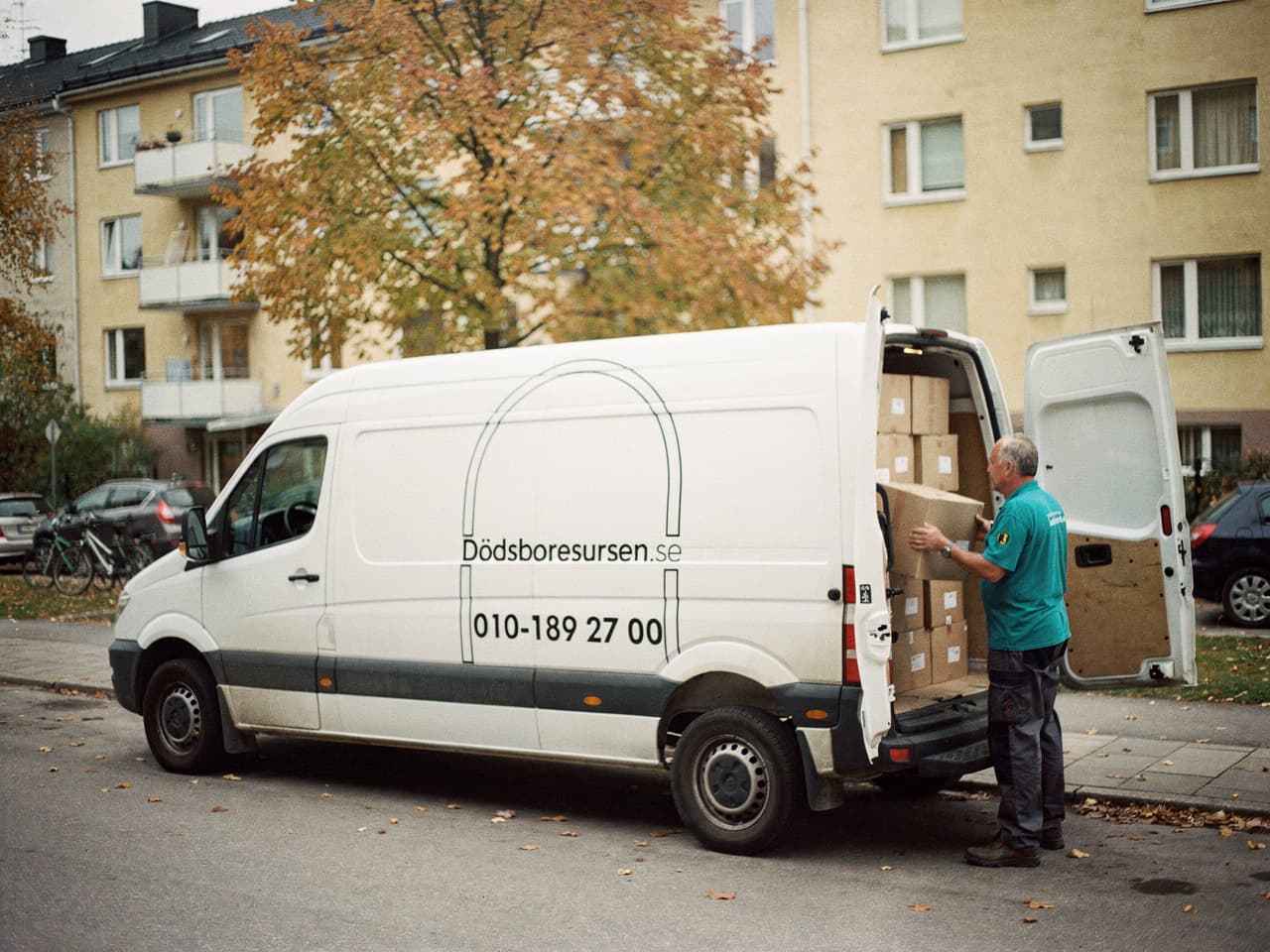 Dödsboresursens servicebil på en bostadsgata i Linköping