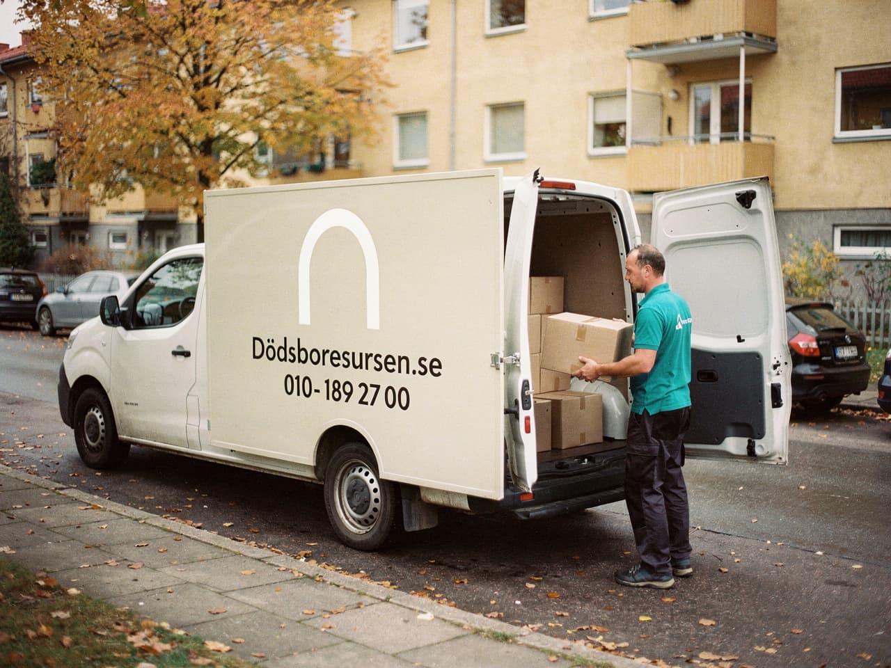 Dödsboresursens servicebil på en bostadsgata i Kinna
