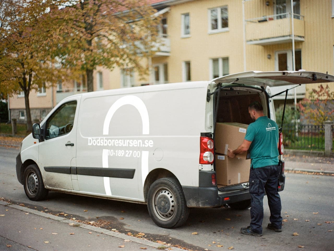 Dödsboresursens servicebil på en bostadsgata i Norrtälje