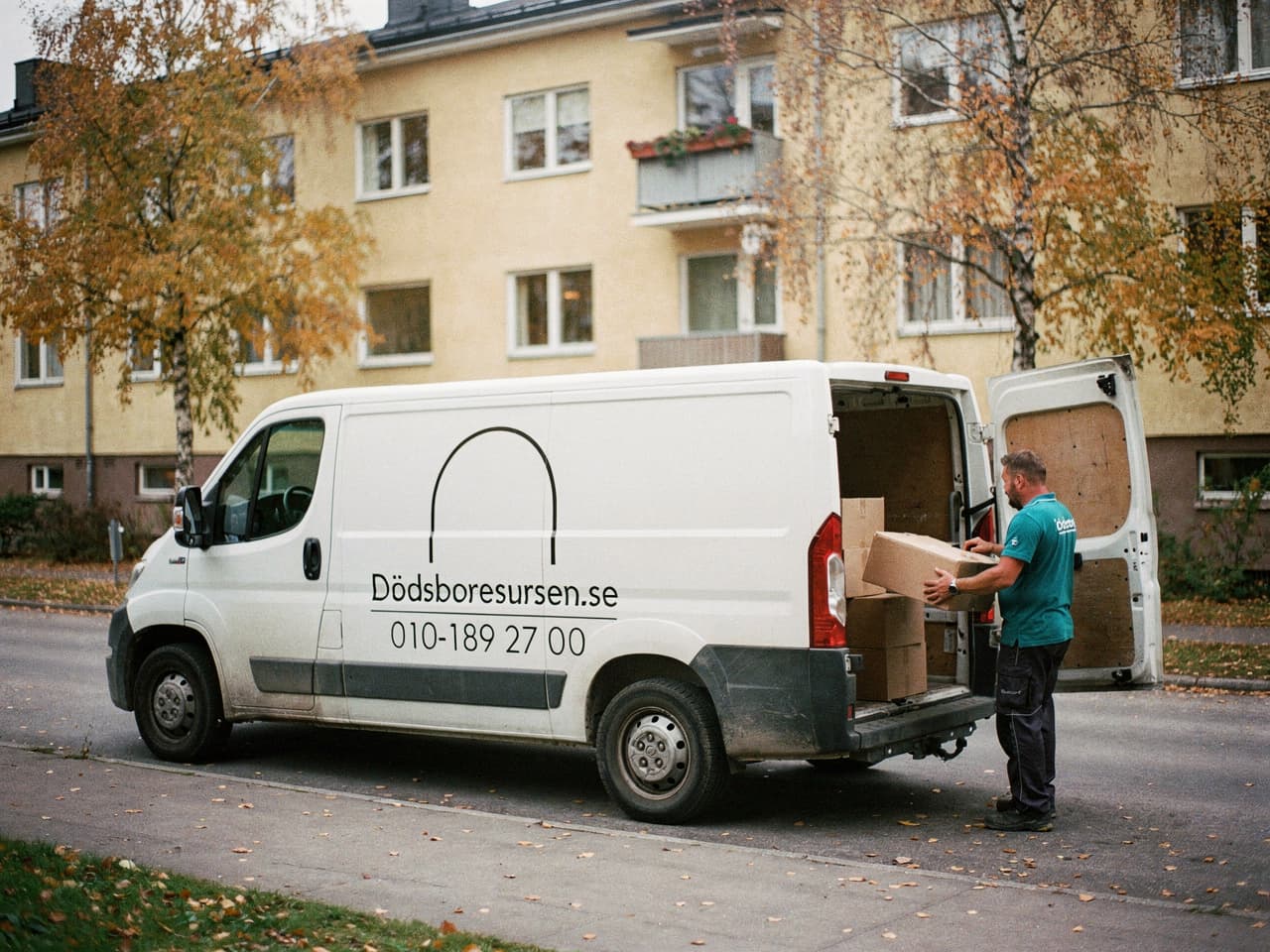 Dödsboresursens servicebil på en bostadsgata i Nyköping