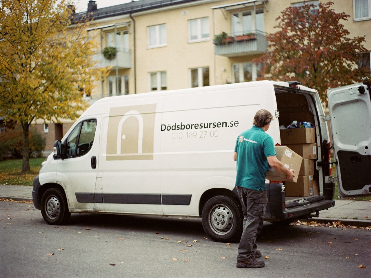 Dödsboresursens servicebil på en bostadsgata i Åkersberga