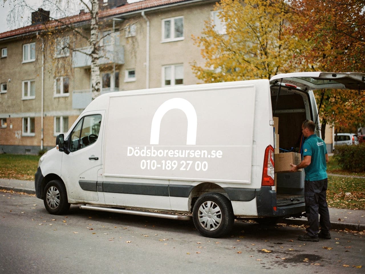 Dödsboresursens servicebil på en bostadsgata i Piteå