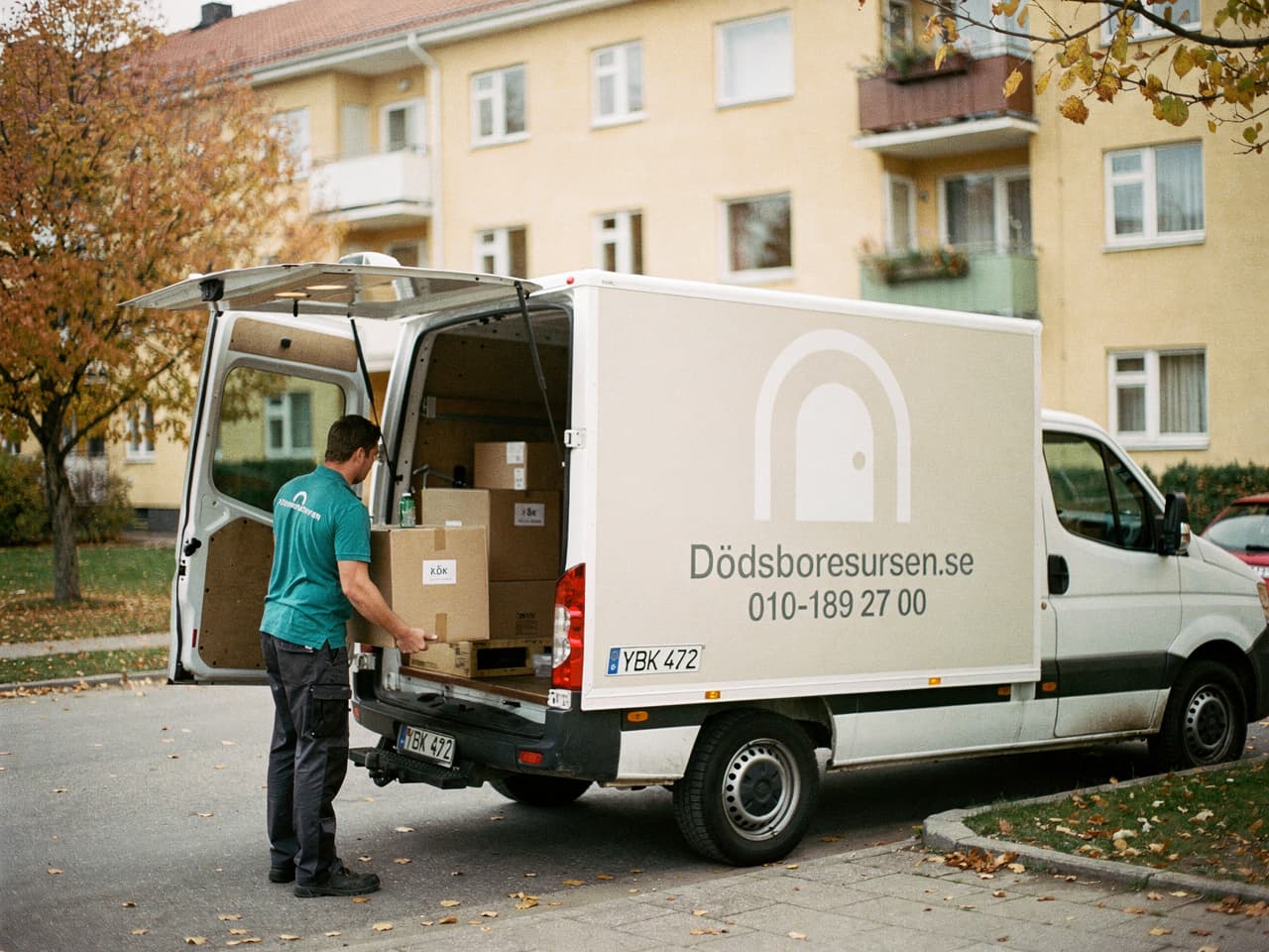 Dödsboresursens servicebil på en bostadsgata i Sala