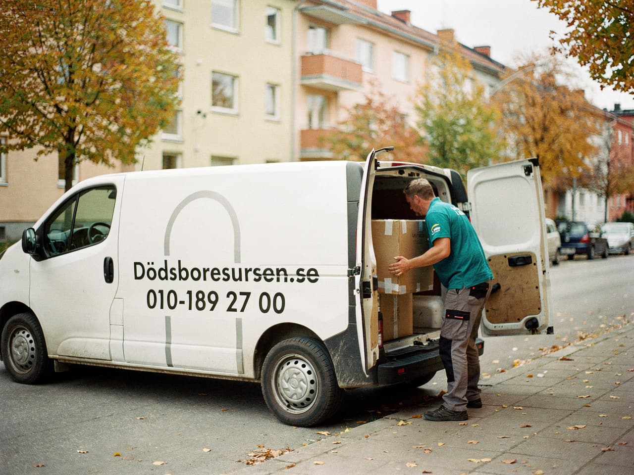 Dödsboresursens servicebil på en bostadsgata i Märsta