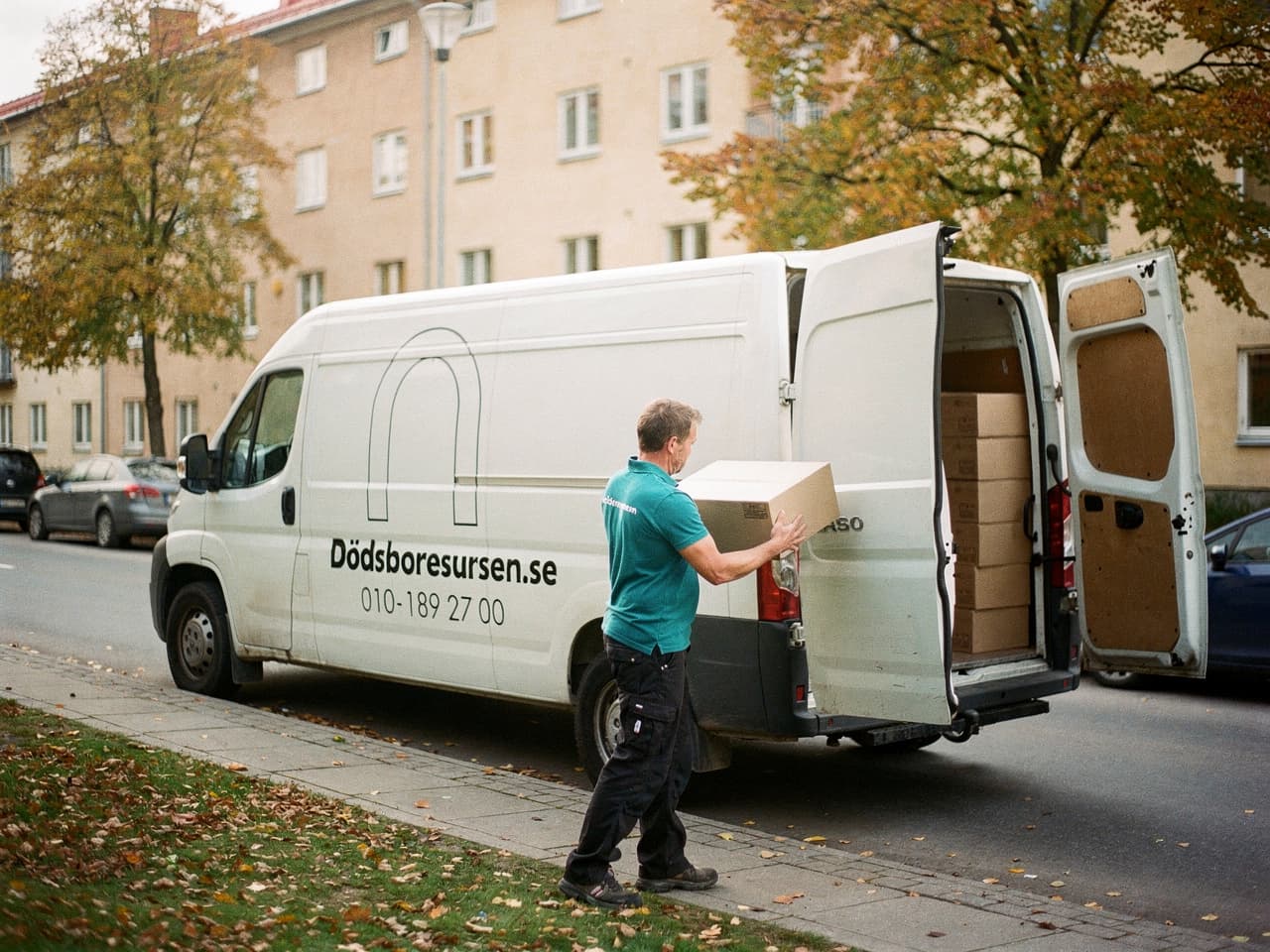 Dödsboresursens servicebil på en bostadsgata i Söderhamn