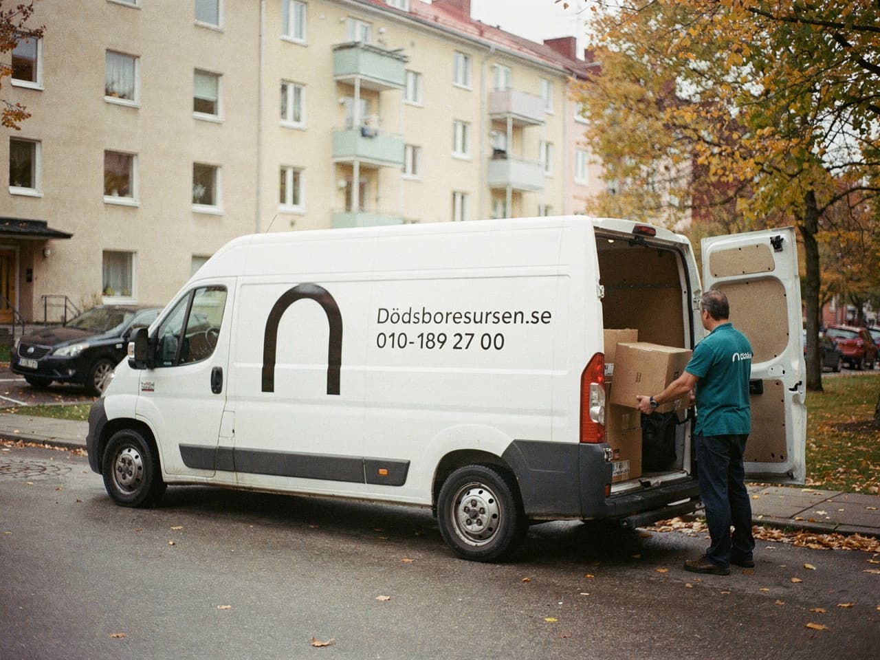 Dödsboresursens servicebil på en bostadsgata i Södertälje