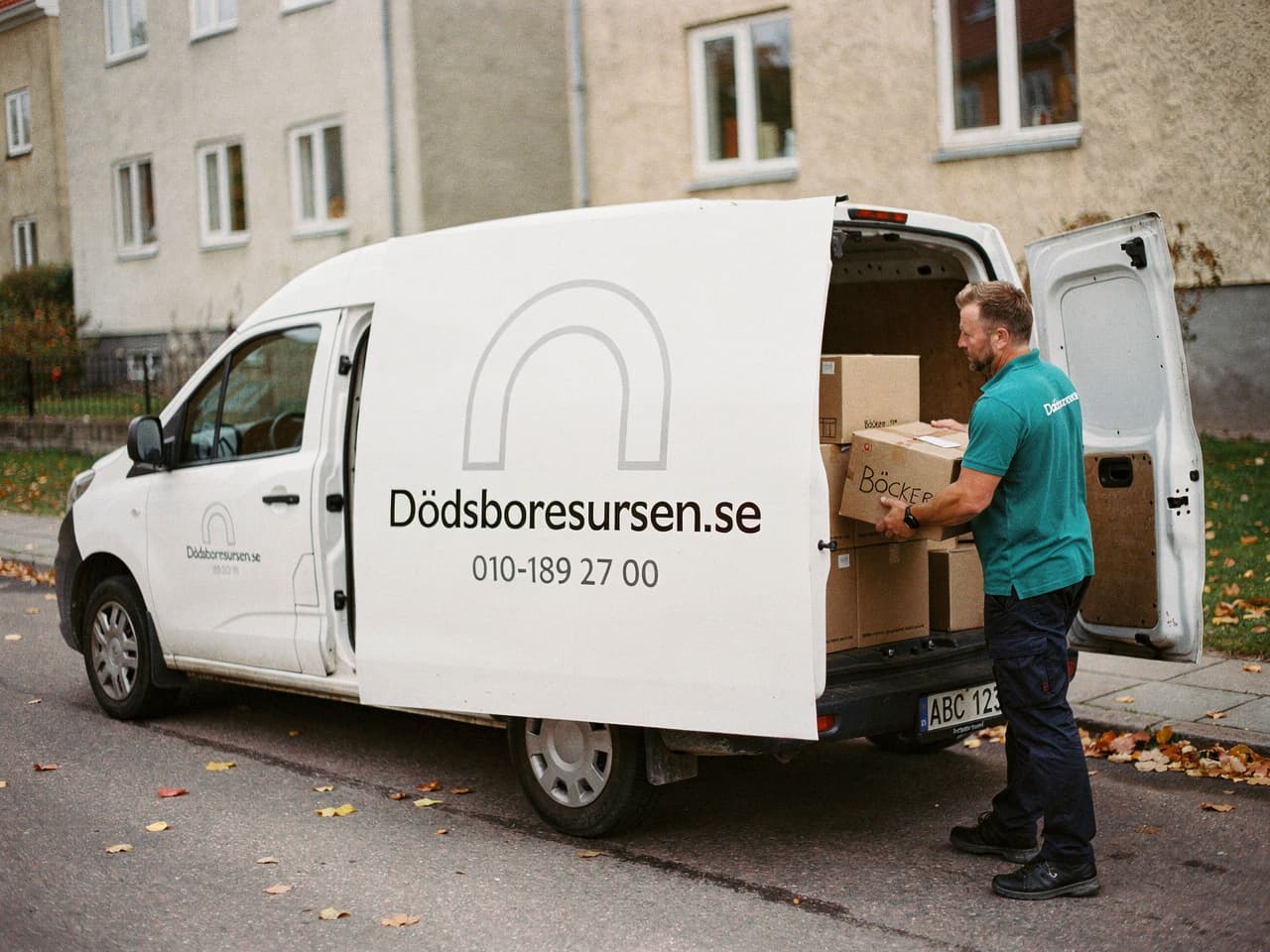 Dödsboresursens servicebil på en bostadsgata i Stenungsund