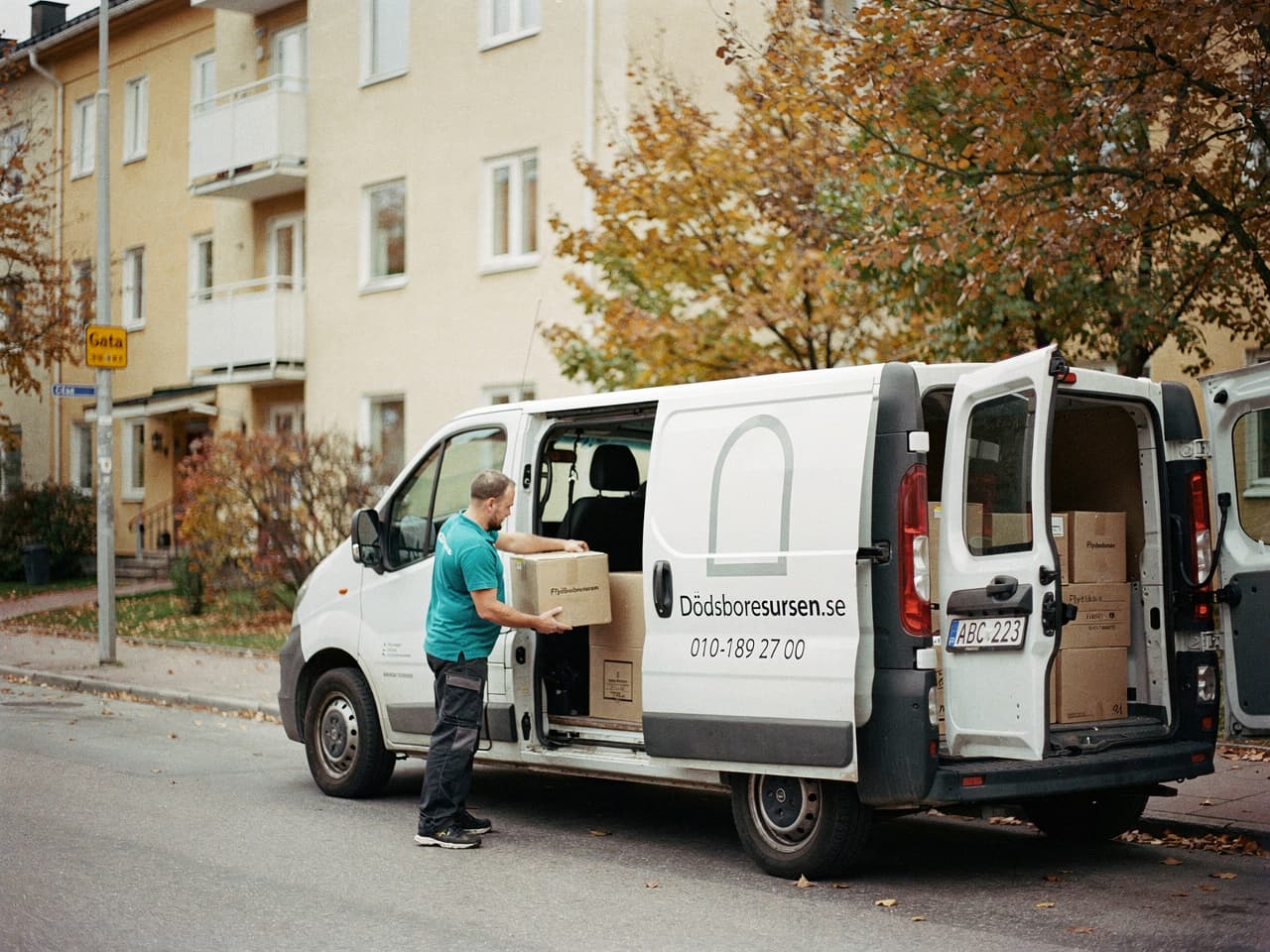 Dödsboresursens servicebil på en bostadsgata i Strängnäs
