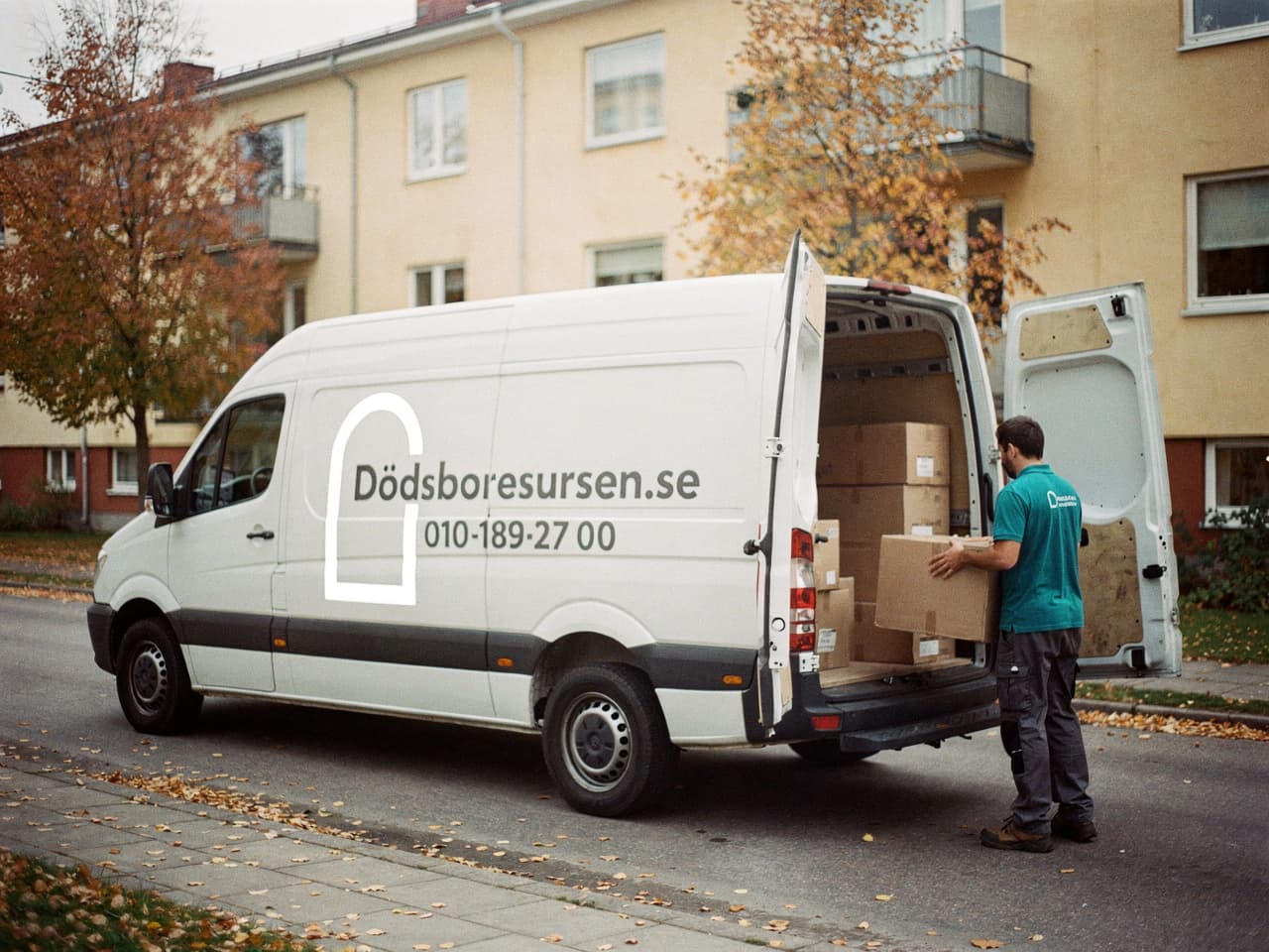 Dödsboresursens servicebil på en bostadsgata i Täby
