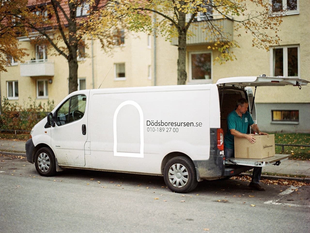 Dödsboresursens servicebil på en bostadsgata i Tranås