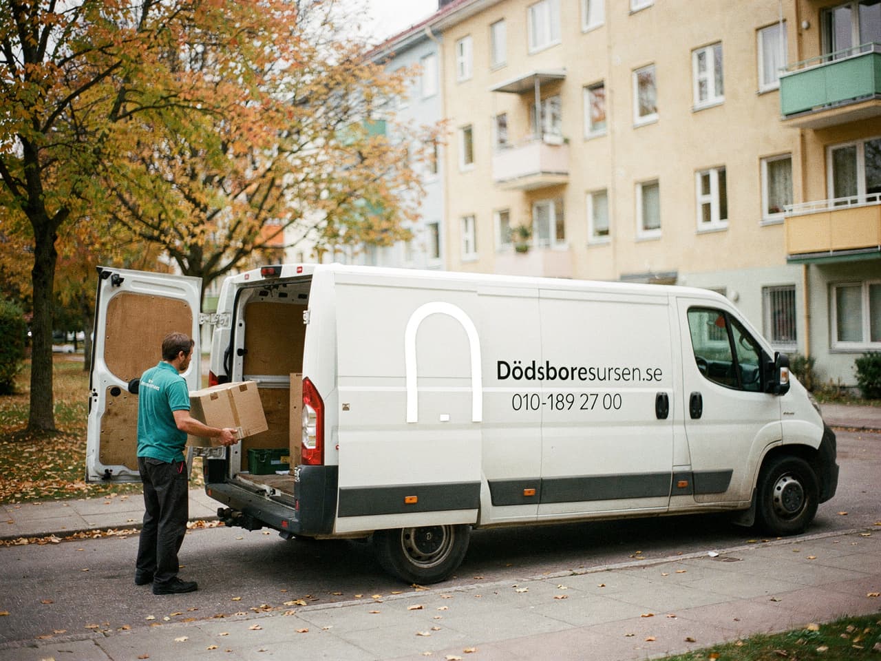 Dödsboresursens servicebil på en bostadsgata i Upplands Väsby