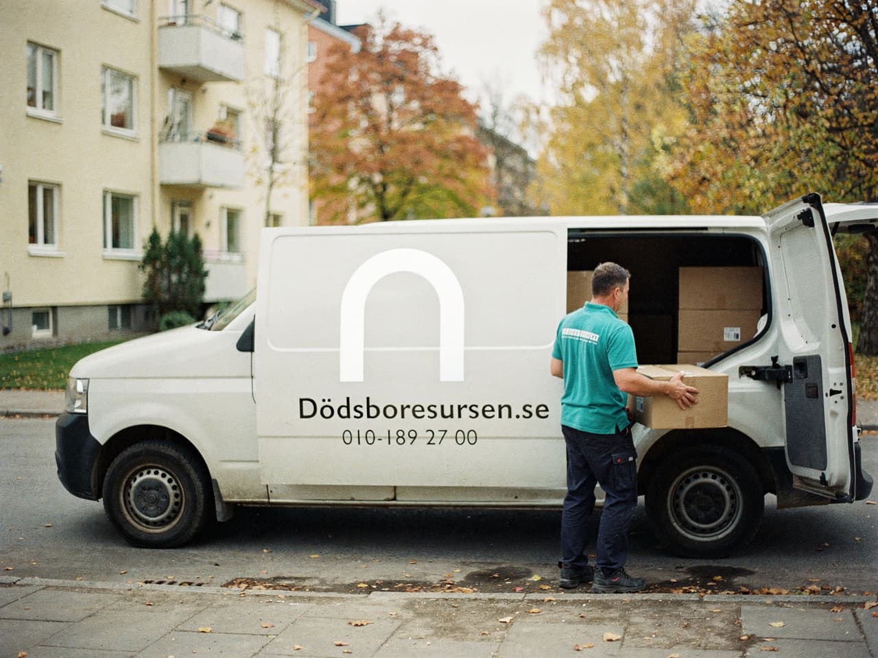 Dödsboresursens servicebil på en bostadsgata i Uppsala