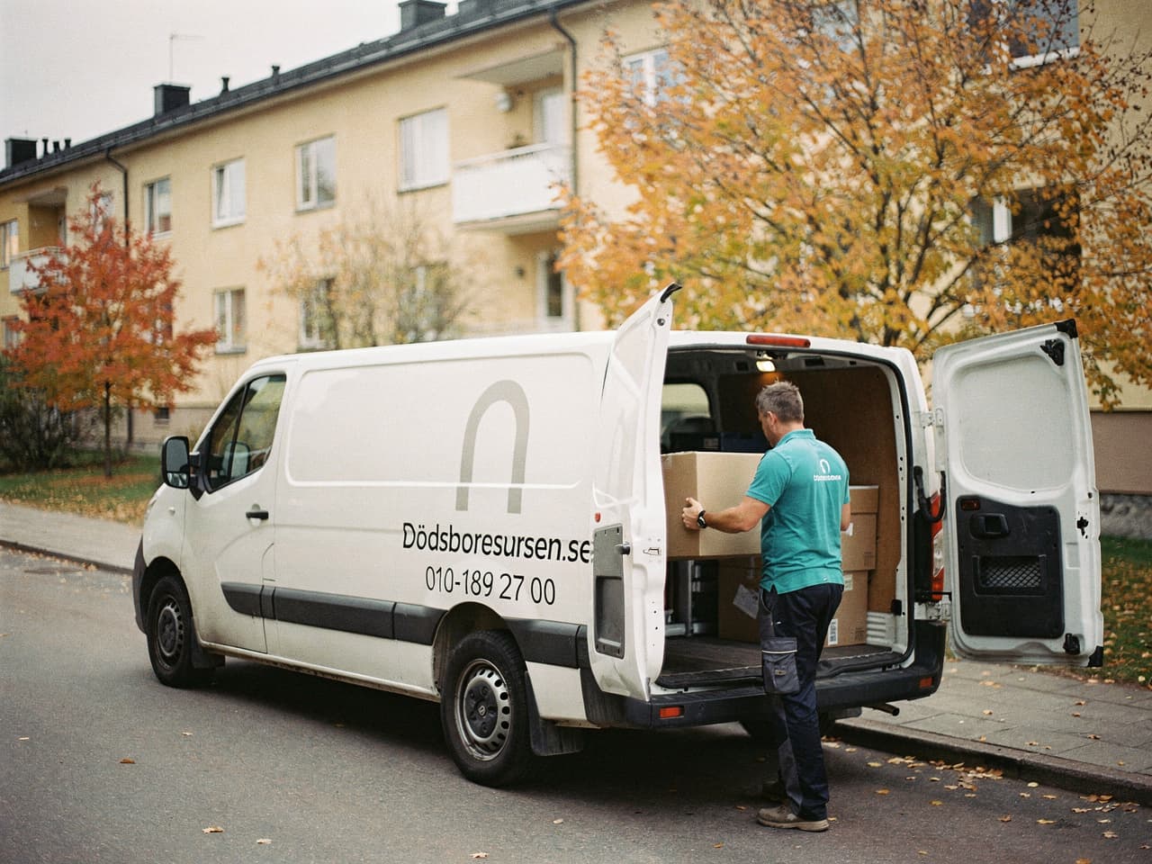 Dödsboresursens servicebil på en bostadsgata i Vallentuna