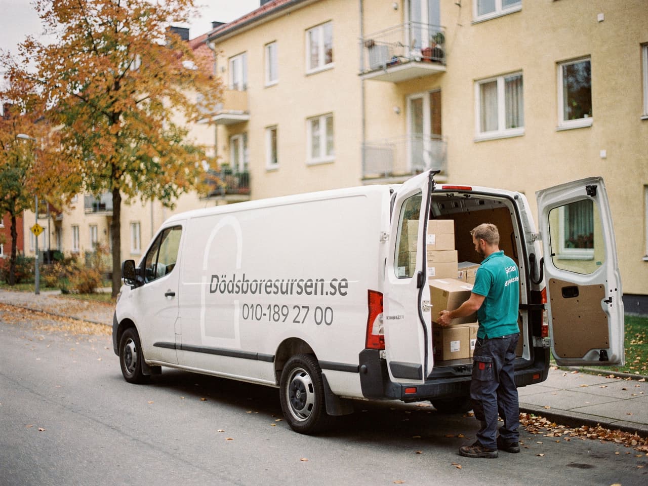 Dödsboresursens servicebil på en bostadsgata i Vänersborg
