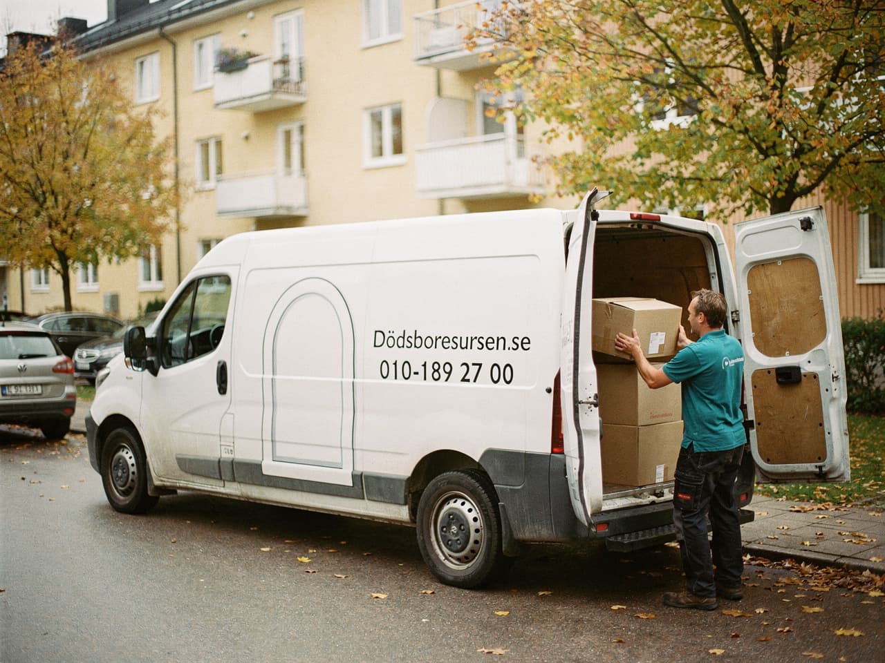 Dödsboresursens servicebil på en bostadsgata i Varberg