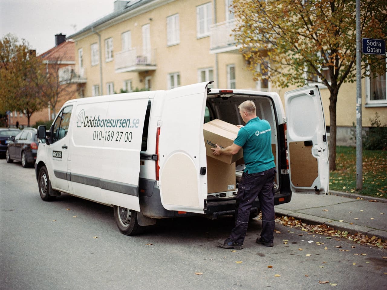 Dödsboresursens servicebil på en bostadsgata i Västervik