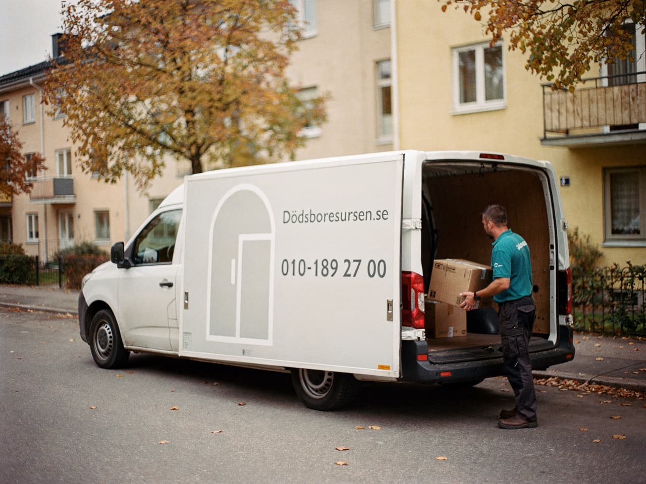 Dödsboresursens servicebil på en bostadsgata i Vetlanda